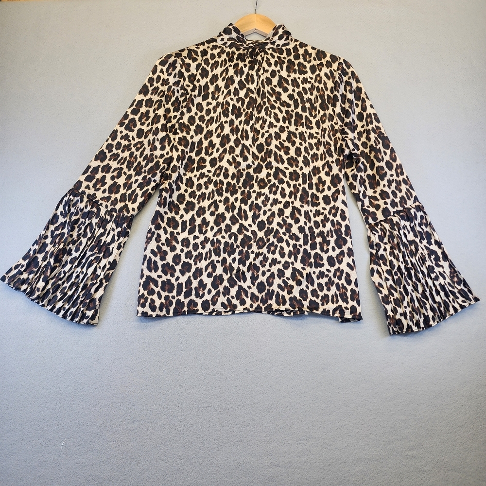Vince Camuto Leopard Blouse NWT M Silky Tie Neck Pleated Bell Sleeve Boho - Picture 7 of 14
